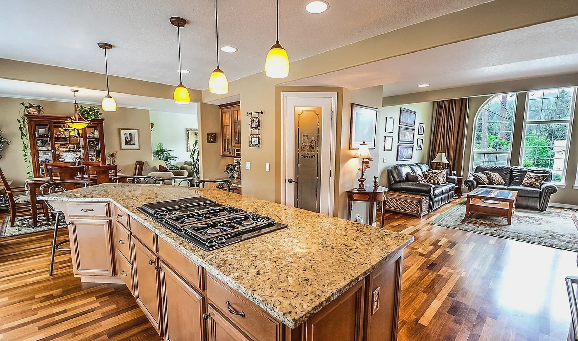 Interior design: home, interiors, kitchen (stock photo)