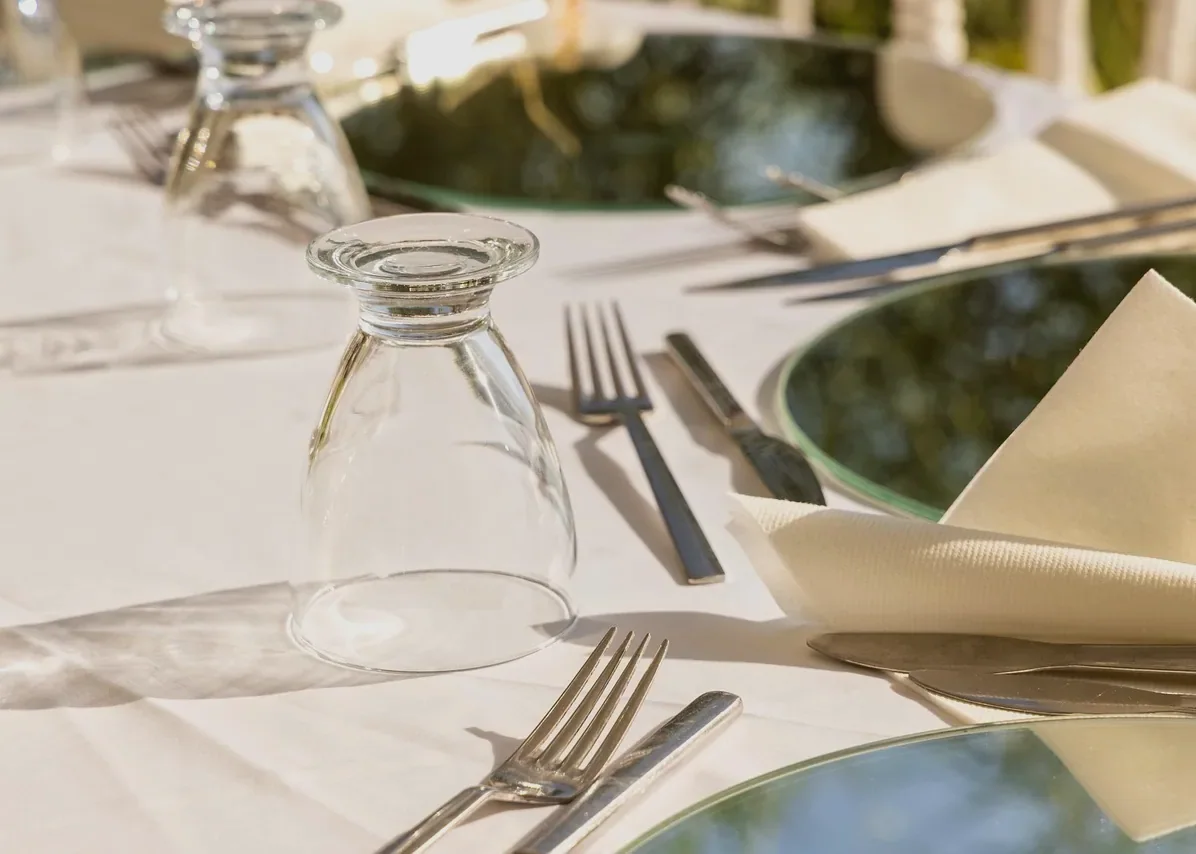 Restaurant: table, restaurant, plate (stock photo)