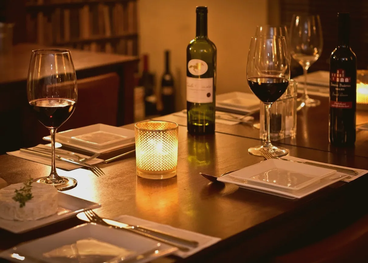 Restaurant: bistro, wine, romantic (stock photo)