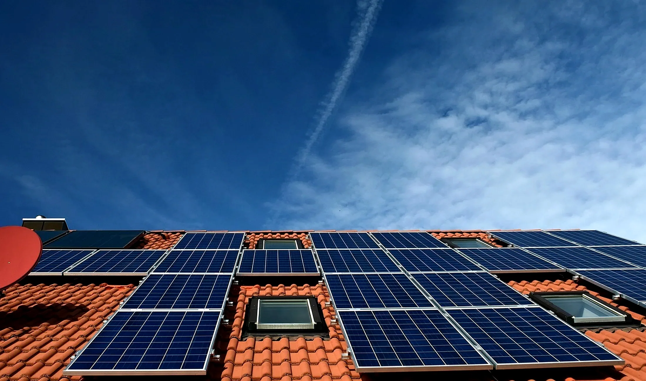 Roofing: solar system, roof, power generation (stock photo)