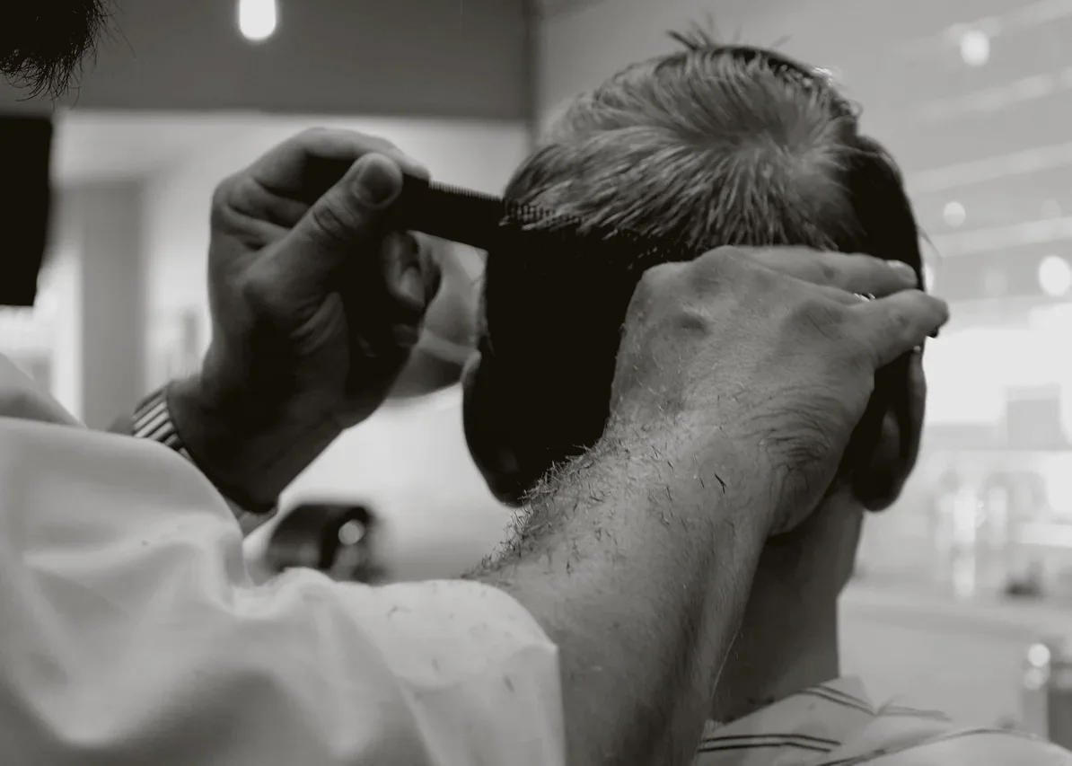 Hair salon: haircut, barber, salon (stock photo)